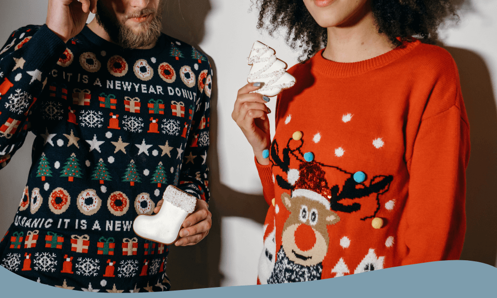 Jultröjor i rött och marinblått med renmotiv och texten “It is a new year donut” och juldekorationer