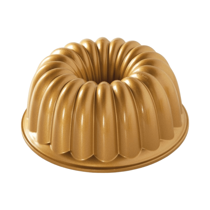 Nordic Ware guldfärgad bundtform med elegant design, idealisk för bakning av sockerkakor och desserter