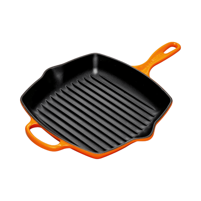 En fyrkantig grillpanna från Le Creuset i färgen Volcanic, med räfflad svart insida och en hållbar emaljerad orange utsida.