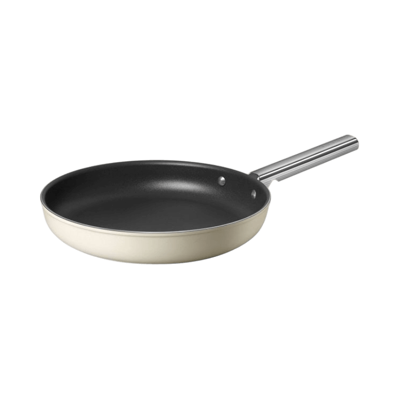 Smeg 30 cm stekpanna i krämfärgad finish med non-stick beläggning och rostfritt stålhandtag.