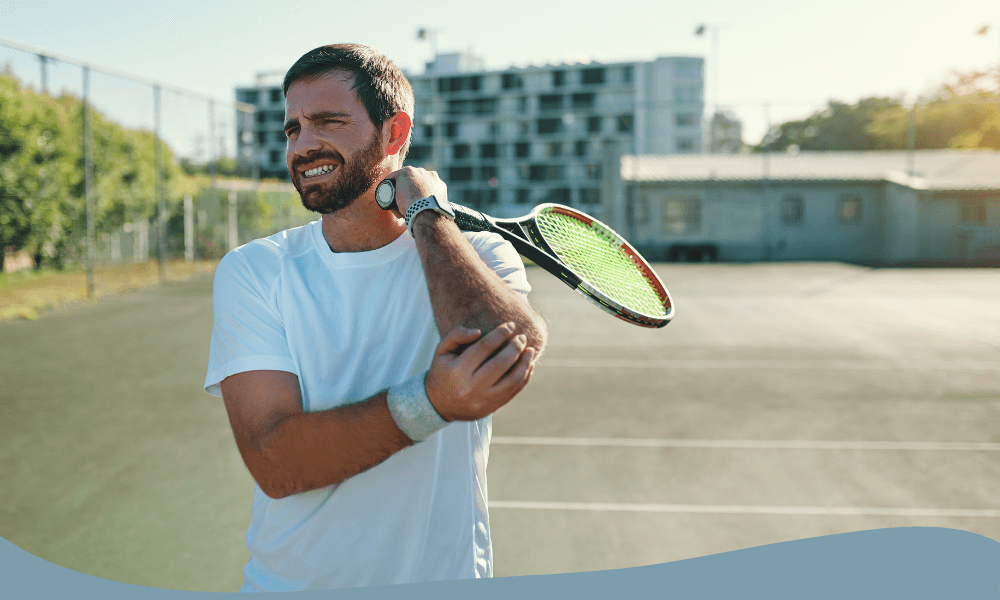 Man spelar tennis och håller sin armbåge, tydligt besvär av smärta