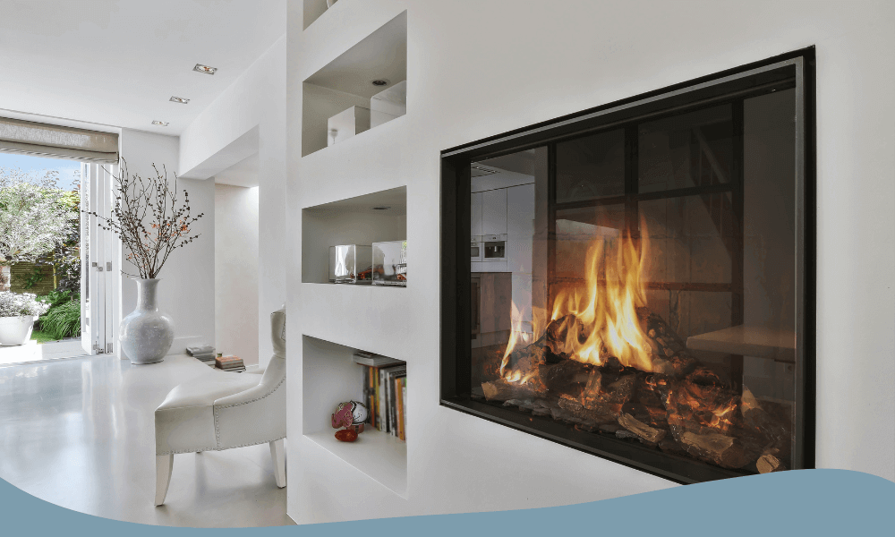Elegant eldriven kamin i vitmodern miljö med stor glasruta och realistiska flammor.