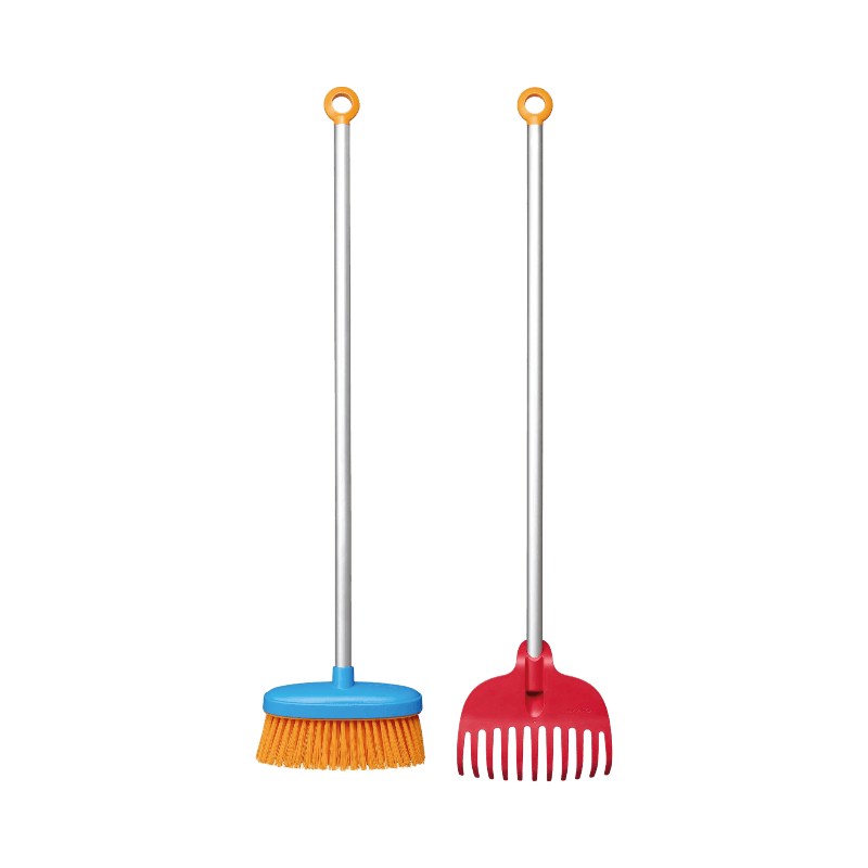 Fiskars MyFirst trädgårdsset med barnvänlig blå borste och röd lövkratta med långa skaft.