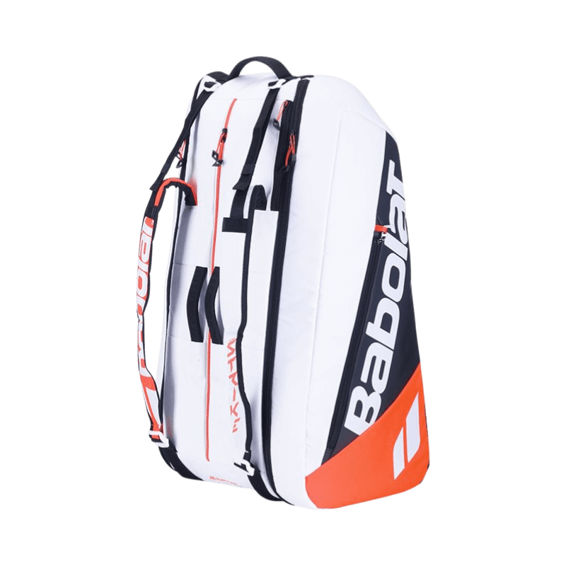 Stor Babolat Pure Strike 2024 tennisväska med plats för 12 racketar, designad för proffsspelare.