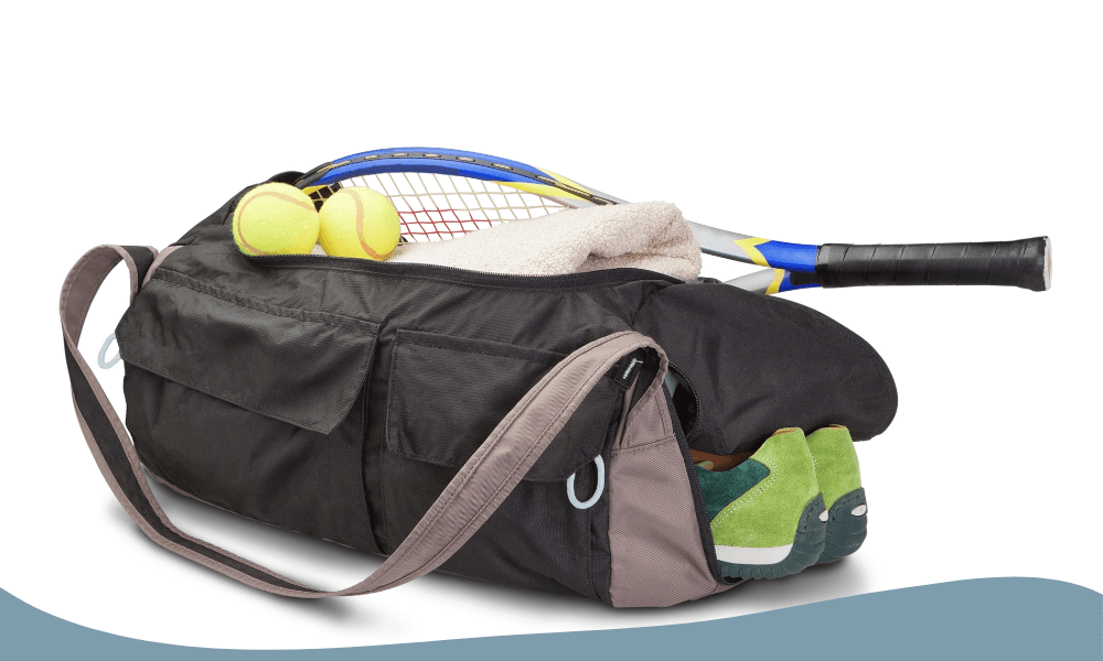 Rymlig svart tennisduffelväska med racket, bollar, handduk och skor, perfekt för match och träning.