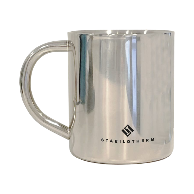 Stabilotherm Explorer Cup – klassisk silverfärgad campingmugg i rostfritt stål med logotyp.