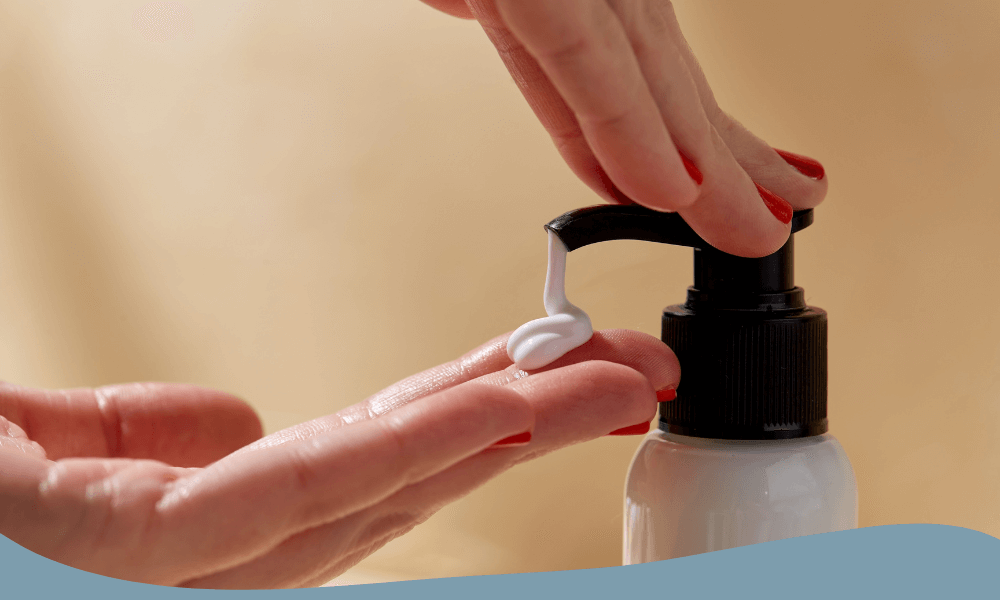 Hand trycker ut bodylotion från pumpflaska för återfuktning av huden.