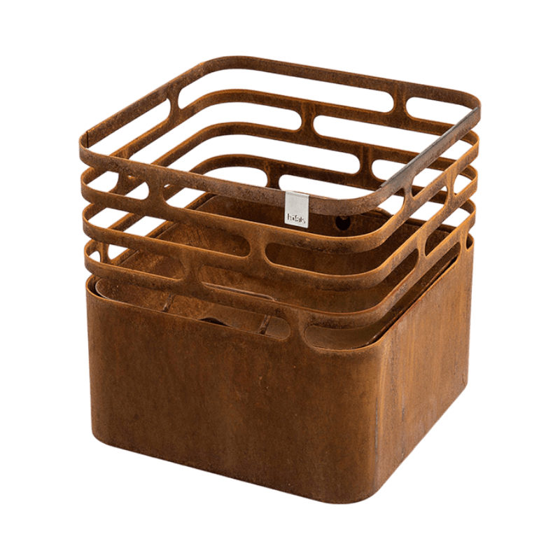 Höfats CUBE eldstad i rostigt stål, stilren och multifunktionell design för utomhusbruk.
