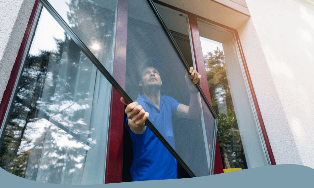 Person installerar svart insektsnät i fönsterkarm, effektiv lösning för att hålla insekter ute