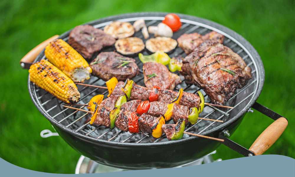 Kolgrill med justerbar kolbädd, lock med termometer och sidohylla för praktisk matlagning.