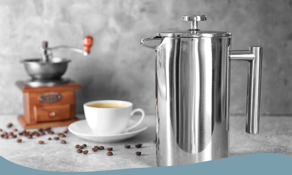 Fransk press i rostfritt stål med kaffekopp och kaffekvarn