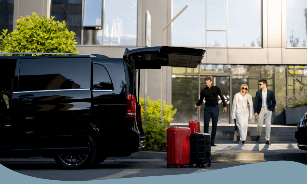 Affärsresenärer vid minibuss med resväskor – billig parkering vid Arlanda med transfer.