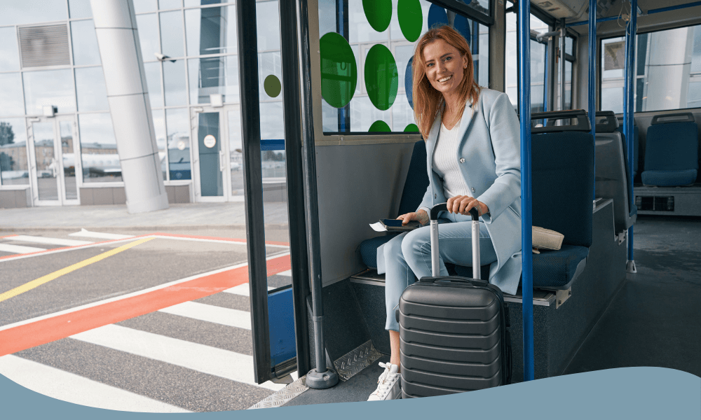 Kvinna med kabinväska på flygbuss, redo för avfärd från långtidsparkering vid Arlanda.