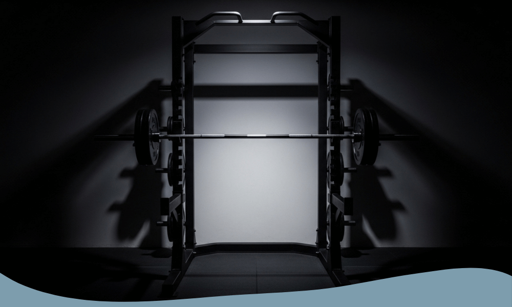 Skivstång monterad i robust ställning för säker och stabil styrketräning.