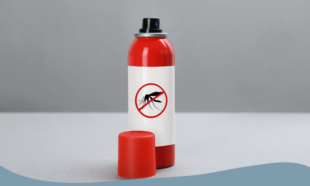 Röd sprayflaska med myggmedel och symbol som visar skydd mot mygg.