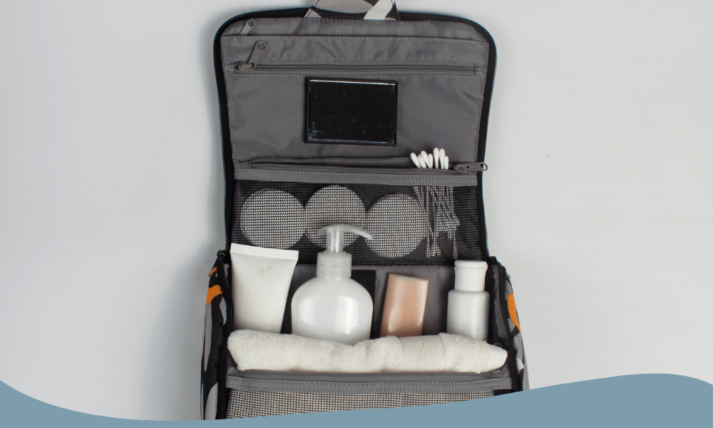 Öppen necessär med organiserade hygienartiklar och tydliga fack för enkel åtkomst