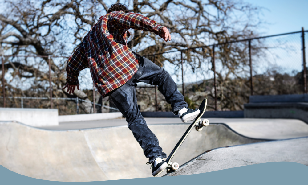 Skateboardåkare gör trick i skatepark med modern skateboard