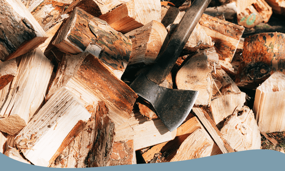 Kraftig yxa instucken i en hög med vedträn, idealisk för utomhusbruk och vedklyvning.