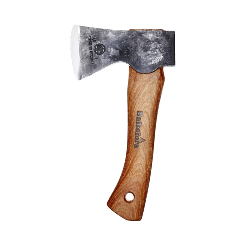 Kompakt snickaryxa från Hultafors med kort trähandtag och smitt huvud för precisionsarbete.