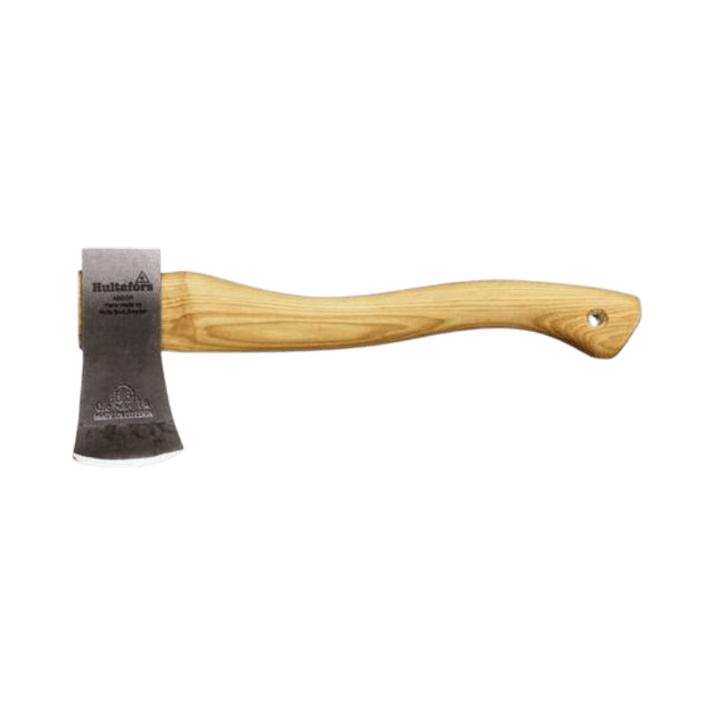 Kort snickaryxa från Hultafors med greppvänligt skaft och slipad egg för detaljerat arbete.